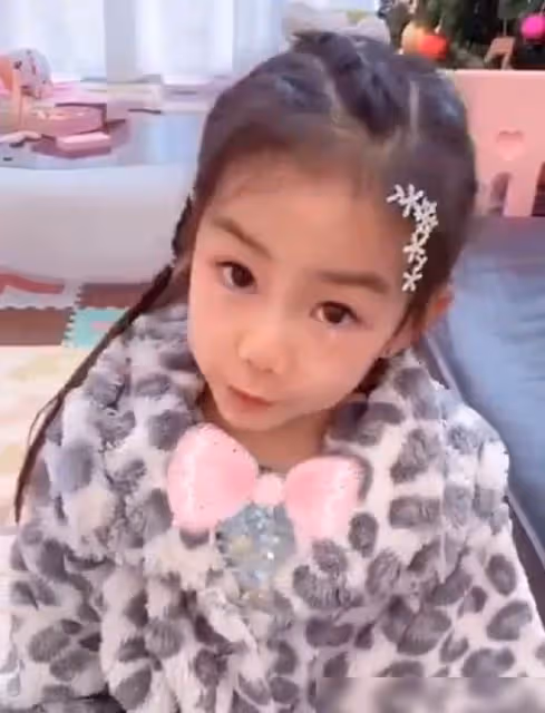 戚薇罕曬女兒lucky近照曝光!7歲就塗紅唇打耳洞,「五官精緻+雪白肌膚」顏值不輸媽媽,網友:女大十八變