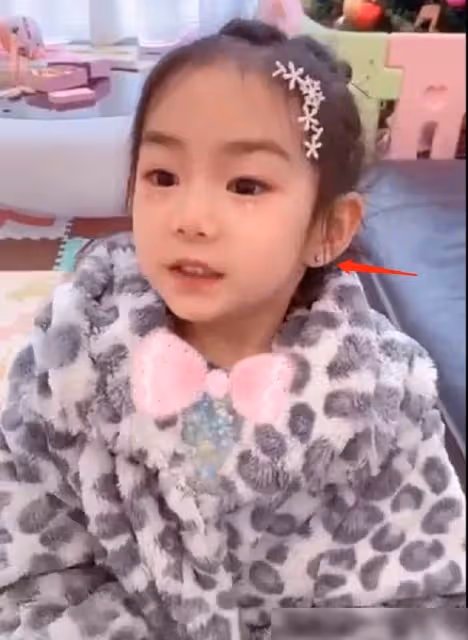 戚薇罕曬女兒lucky近照曝光!7歲就塗紅唇打耳洞,「五官精緻+雪白肌膚」顏值不輸媽媽,網友:女大十八變
