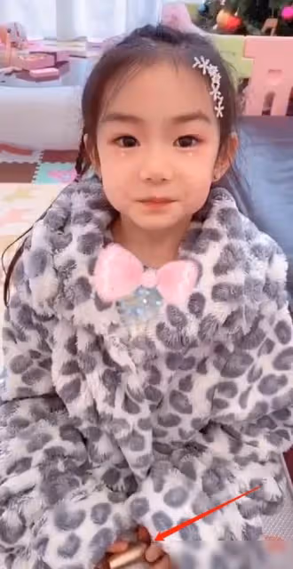 戚薇罕曬女兒lucky近照曝光!7歲就塗紅唇打耳洞,「五官精緻+雪白肌膚」顏值不輸媽媽,網友:女大十八變