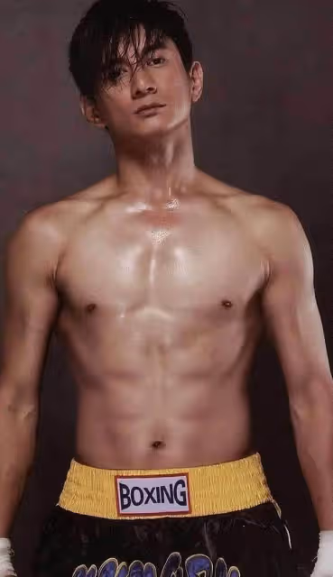擺脫幸福肥,51歲吳奇隆曬近照,暴瘦一圈回顏值巔峰:所有光鮮的背後,都是苦行僧般的自律