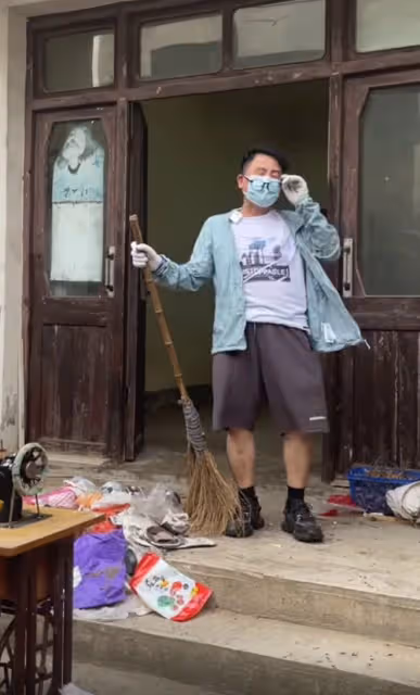 58歲港星黃一山蘇州租老宅,房子裝修殘舊滿地垃圾,每月租金2千