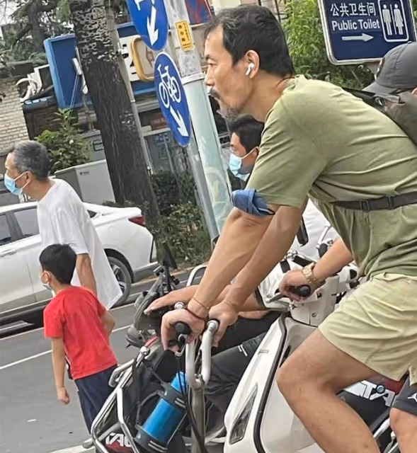 影帝廖凡獨自騎單車出門,鬍子拉碴打扮隨意,把口罩掛胳膊引爭議