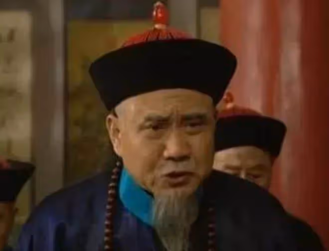 影帝廖凡獨自騎單車出門,鬍子拉碴打扮隨意,把口罩掛胳膊引爭議