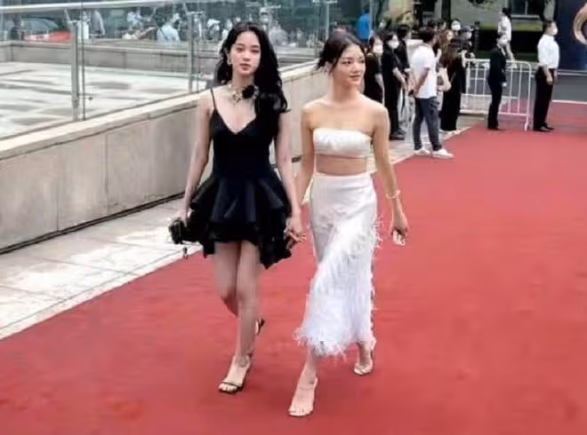 微博之夜亮點多!張藝謀愛女現身,男星穿運動鞋,任敏似頭頂雞窩