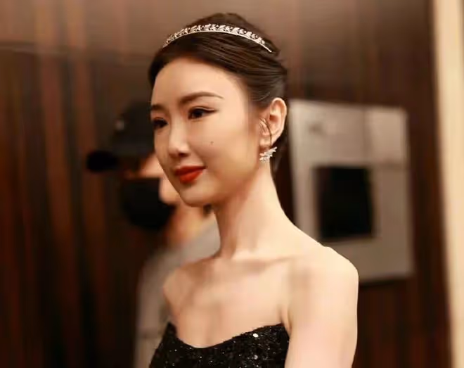 微博之夜亮點多!張藝謀愛女現身,男星穿運動鞋,任敏似頭頂雞窩