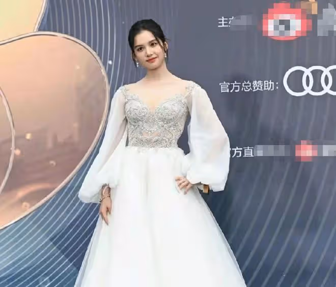 微博之夜亮點多!張藝謀愛女現身,男星穿運動鞋,任敏似頭頂雞窩