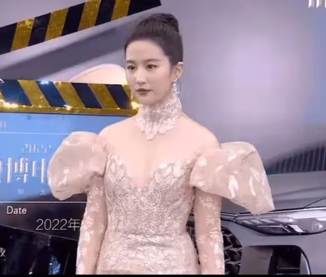 微博之夜亮點多!張藝謀愛女現身,男星穿運動鞋,任敏似頭頂雞窩