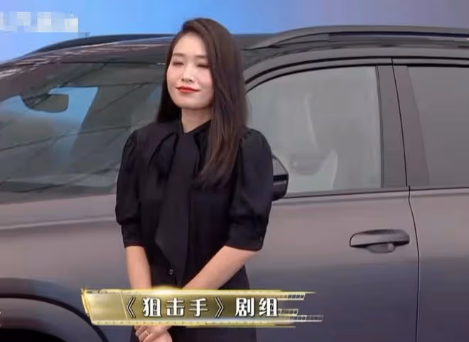 微博之夜亮點多!張藝謀愛女現身,男星穿運動鞋,任敏似頭頂雞窩