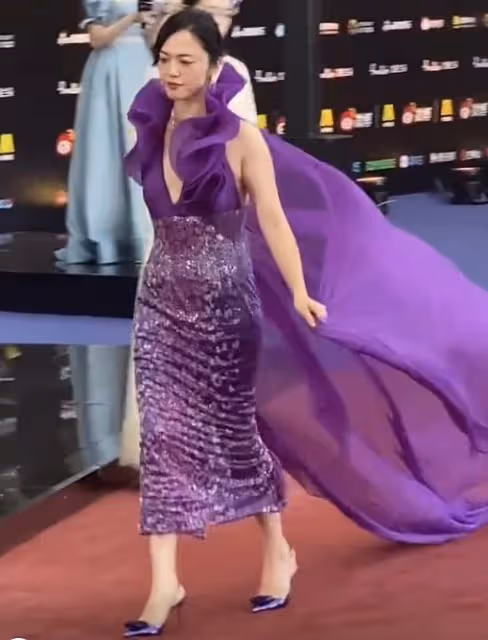 微博之夜亮點多!張藝謀愛女現身,男星穿運動鞋,任敏似頭頂雞窩