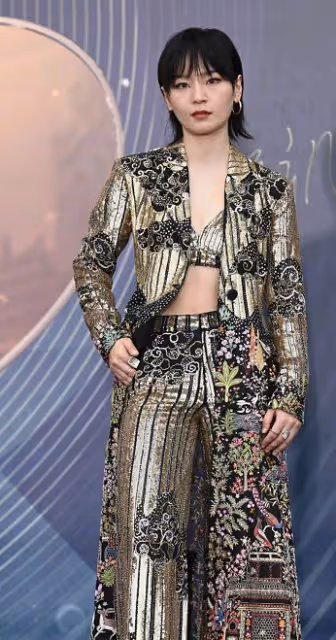 微博之夜亮點多!張藝謀愛女現身,男星穿運動鞋,任敏似頭頂雞窩