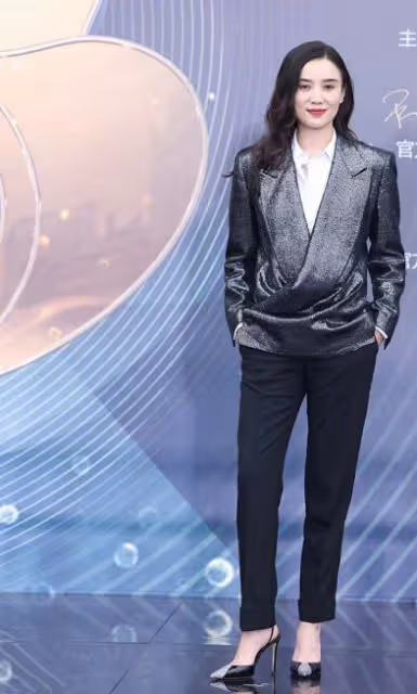 微博之夜亮點多!張藝謀愛女現身,男星穿運動鞋,任敏似頭頂雞窩