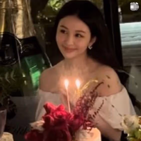 21歲沈月辦生日宴,越長越美很像媽,邱淑貞疑似在旁唱歌