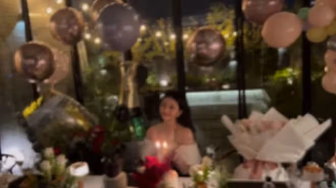 21歲沈月辦生日宴,越長越美很像媽,邱淑貞疑似在旁唱歌