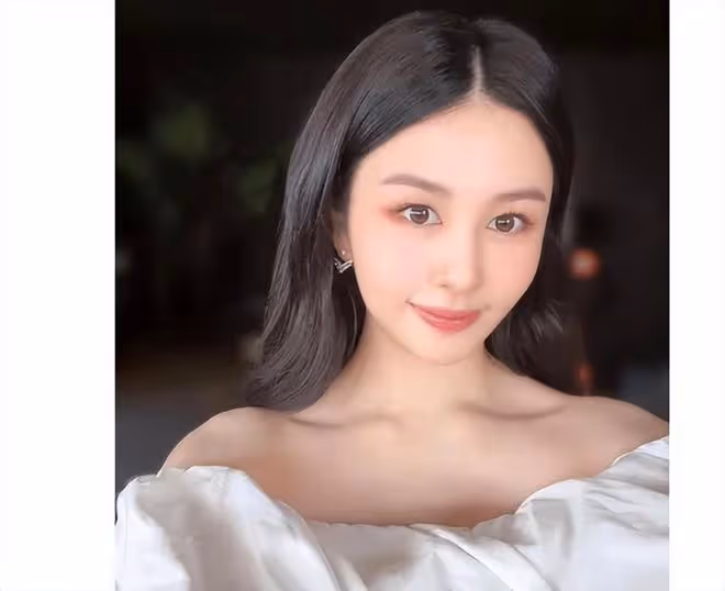 21歲沈月辦生日宴,越長越美很像媽,邱淑貞疑似在旁唱歌