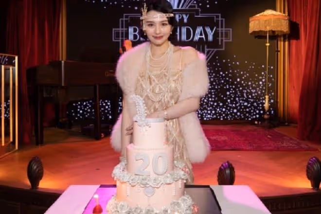 21歲沈月辦生日宴,越長越美很像媽,邱淑貞疑似在旁唱歌
