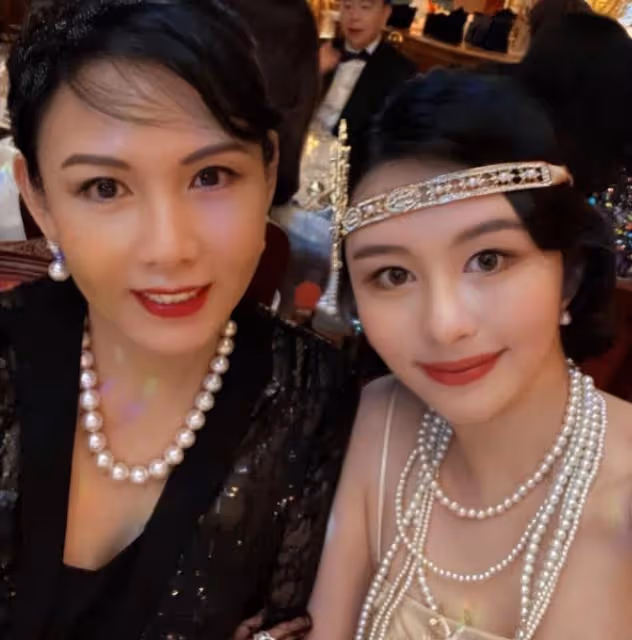 21歲沈月辦生日宴,越長越美很像媽,邱淑貞疑似在旁唱歌
