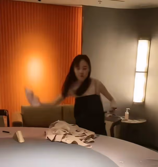 億萬富豪日娃遭茅台爆頭!神秘女子醉酒不停糾纏,房間內瘋狂追逐