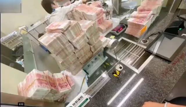 億萬富豪日娃遭茅台爆頭!神秘女子醉酒不停糾纏,房間內瘋狂追逐