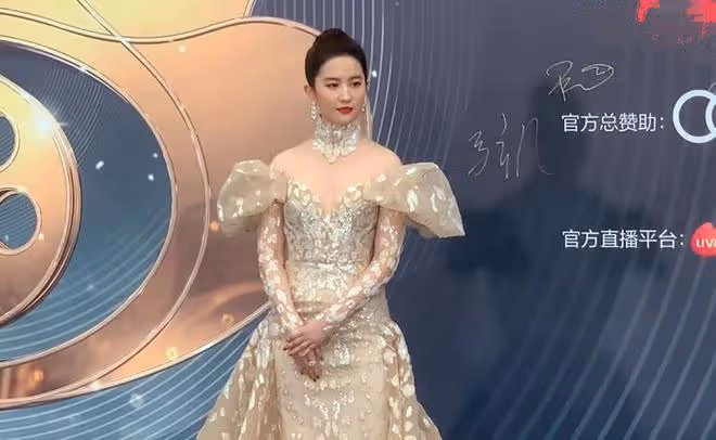 微博電影之夜:劉亦菲顯壯實,姚晨氣場全開,謝霆鋒俠氣十足