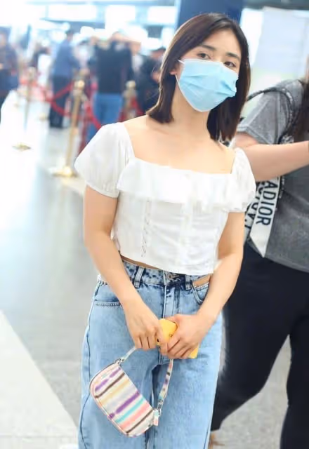 滿臉痘、肚子大、皮膚黑!生圖裡的明星,讓我看見了人間真實