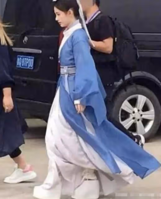 滿臉痘、肚子大、皮膚黑!生圖裡的明星,讓我看見了人間真實