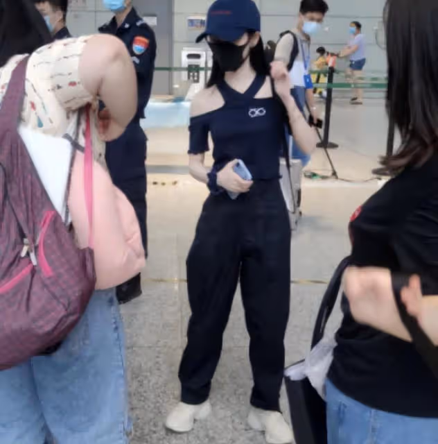 滿臉痘、肚子大、皮膚黑!生圖裡的明星,讓我看見了人間真實