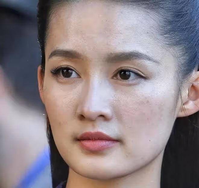 滿臉痘、肚子大、皮膚黑!生圖裡的明星,讓我看見了人間真實