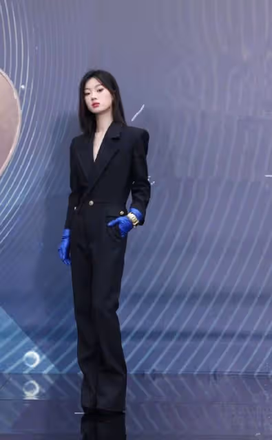 微博電影之夜:張天愛深V,歐陽娜娜長腿吸睛,毛曉彤艷壓李冰冰