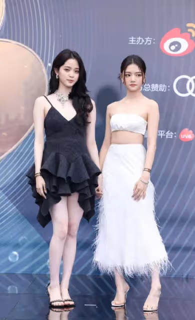 微博電影之夜:張天愛深V,歐陽娜娜長腿吸睛,毛曉彤艷壓李冰冰
