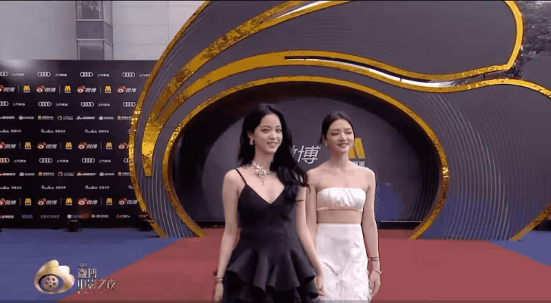 微博電影之夜:張天愛深V,歐陽娜娜長腿吸睛,毛曉彤艷壓李冰冰