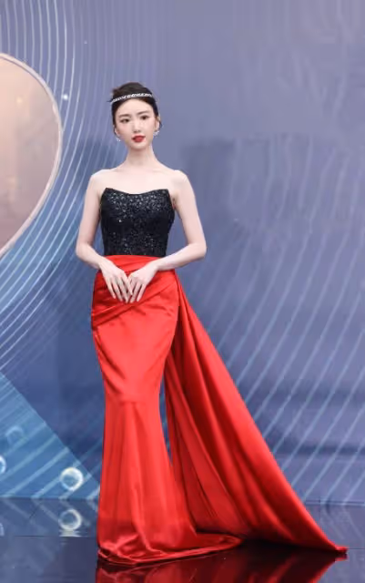 微博電影之夜:張天愛深V,歐陽娜娜長腿吸睛,毛曉彤艷壓李冰冰