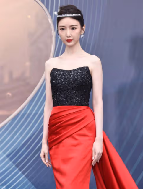 微博電影之夜:張天愛深V,歐陽娜娜長腿吸睛,毛曉彤艷壓李冰冰