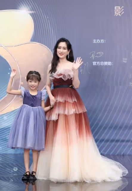 微博電影之夜:張天愛深V,歐陽娜娜長腿吸睛,毛曉彤艷壓李冰冰