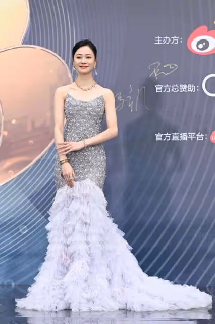 微博電影之夜:張天愛深V,歐陽娜娜長腿吸睛,毛曉彤艷壓李冰冰