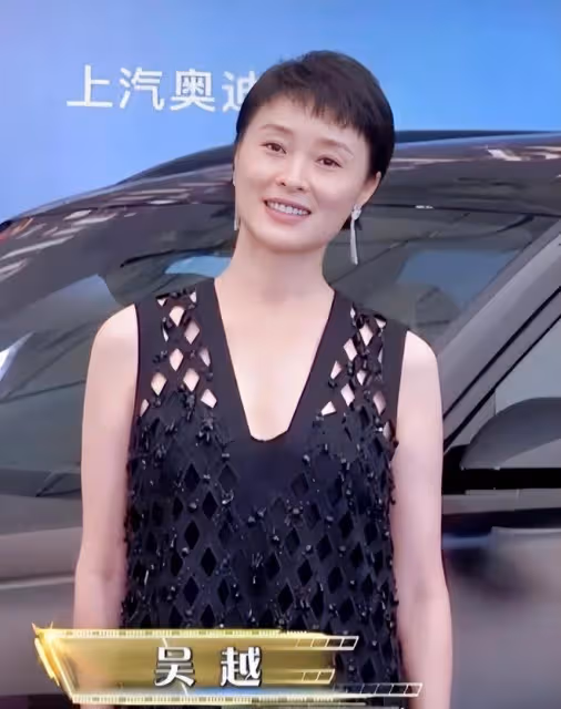 微博電影之夜:張天愛深V,歐陽娜娜長腿吸睛,毛曉彤艷壓李冰冰