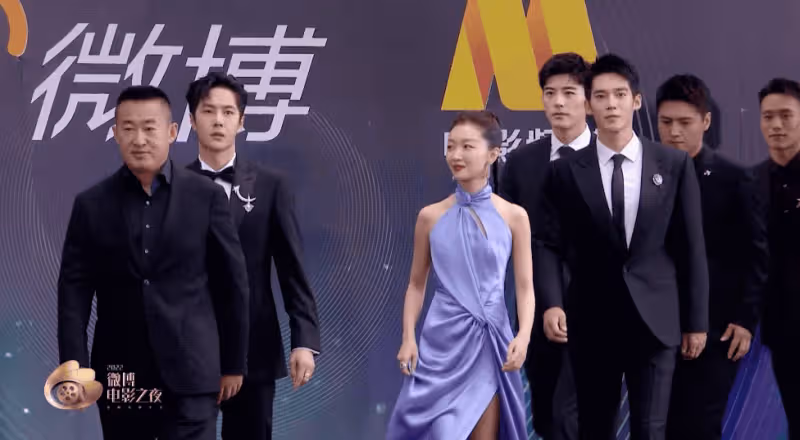 微博電影之夜:張天愛深V,歐陽娜娜長腿吸睛,毛曉彤艷壓李冰冰
