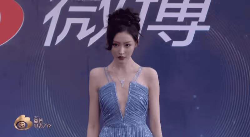 微博電影之夜:張天愛深V,歐陽娜娜長腿吸睛,毛曉彤艷壓李冰冰