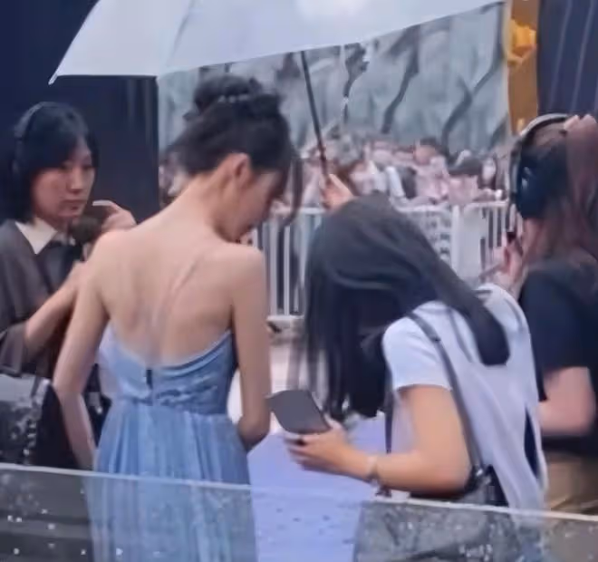 微博電影之夜:張天愛深V,歐陽娜娜長腿吸睛,毛曉彤艷壓李冰冰