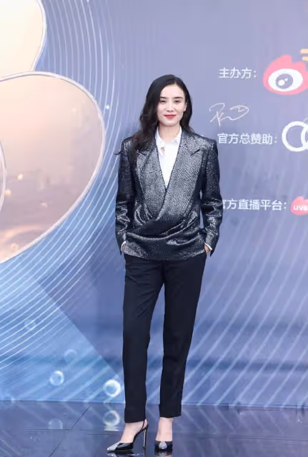 微博電影之夜:張天愛深V,歐陽娜娜長腿吸睛,毛曉彤艷壓李冰冰