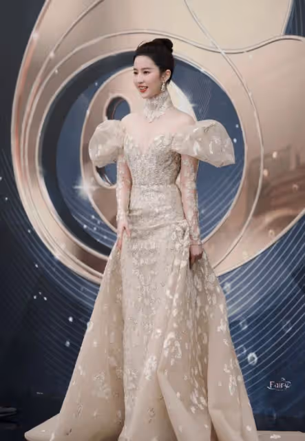 微博電影之夜:張天愛深V,歐陽娜娜長腿吸睛,毛曉彤艷壓李冰冰
