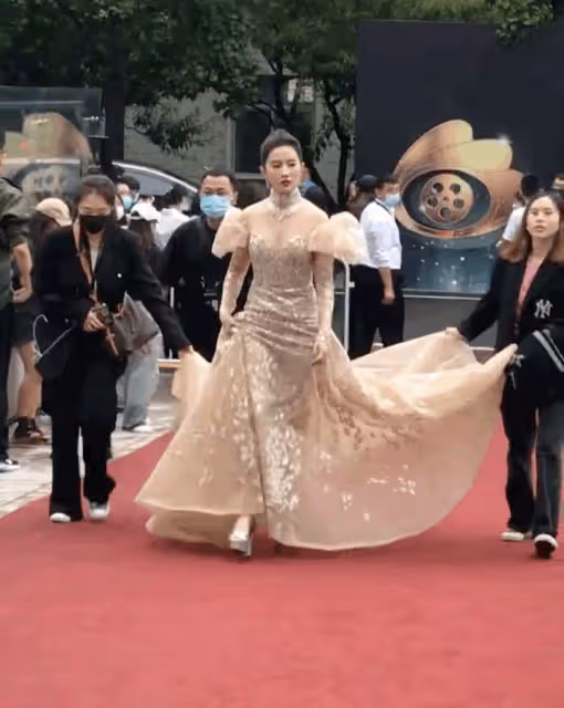 微博電影之夜:張天愛深V,歐陽娜娜長腿吸睛,毛曉彤艷壓李冰冰