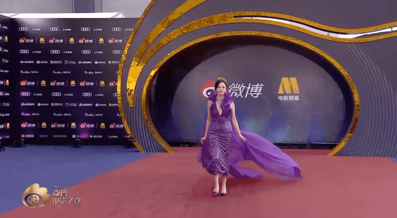 微博電影之夜:張天愛深V,歐陽娜娜長腿吸睛,毛曉彤艷壓李冰冰