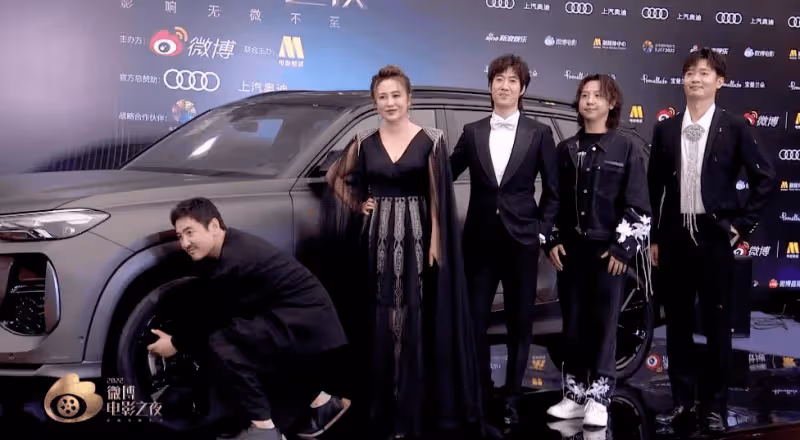 微博電影之夜:張天愛深V,歐陽娜娜長腿吸睛,毛曉彤艷壓李冰冰