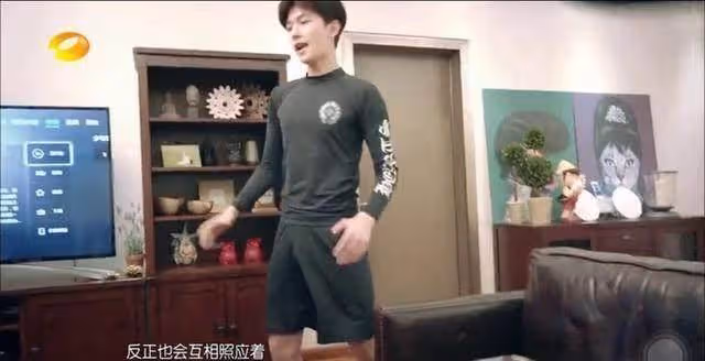明星家未必就壕，楊洋只能在客廳健身，帶著自己劇照的抱枕很搞笑_生活_的設計_顧漫