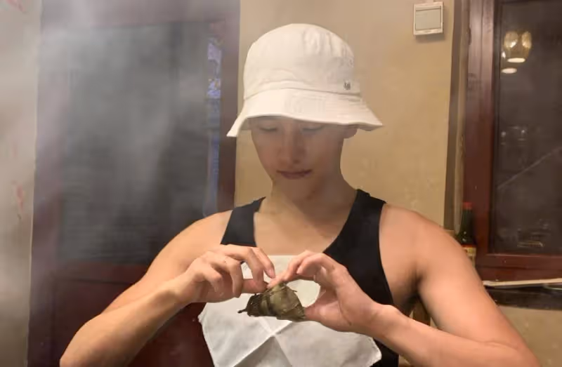 明星家未必就壕，楊洋只能在客廳健身，帶著自己劇照的抱枕很搞笑_生活_的設計_顧漫