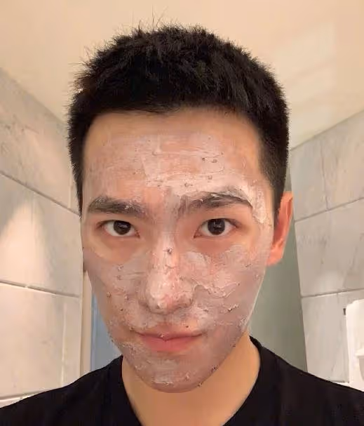 明星家未必就壕，楊洋只能在客廳健身，帶著自己劇照的抱枕很搞笑_生活_的設計_顧漫