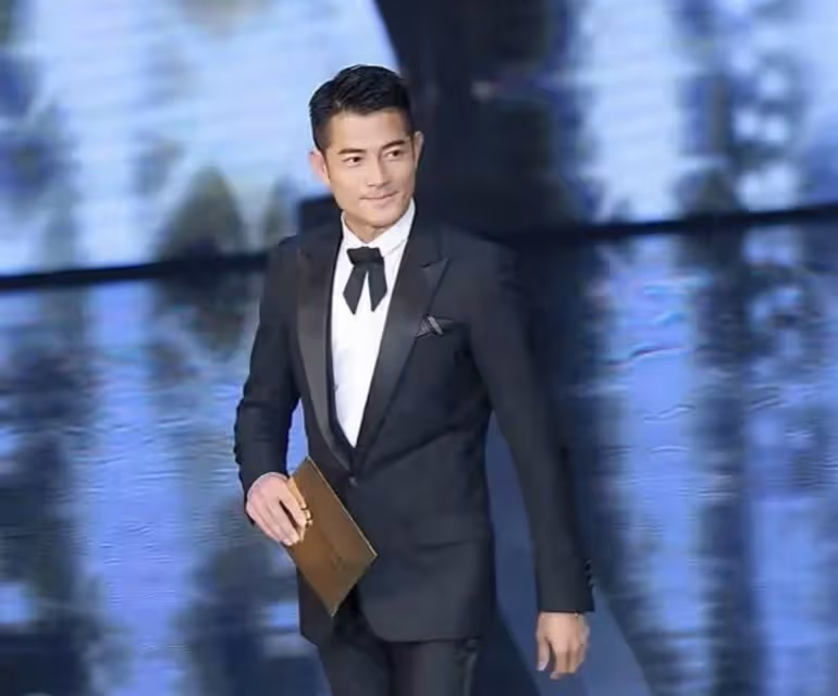 41歲熊黛林為富豪老公慶生,家中內景顯簡陋,「雙胞胎女兒」一個像爸爸一個像媽媽