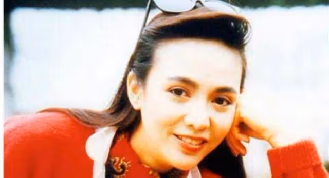64歲鄭裕玲近照曝光!風華絕代美女瘦了一大圈,膚白貌美氣質不輸少女,風韻猶存氣質依舊:心態不老