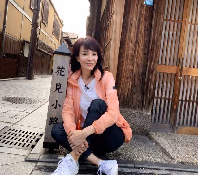 64歲鄭裕玲近照曝光!風華絕代美女瘦了一大圈,膚白貌美氣質不輸少女,風韻猶存氣質依舊:心態不老