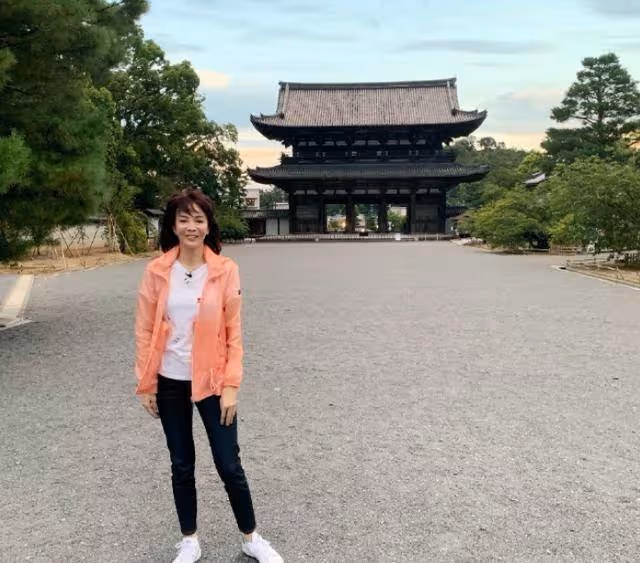 64歲鄭裕玲近照曝光!風華絕代美女瘦了一大圈,膚白貌美氣質不輸少女,風韻猶存氣質依舊:心態不老